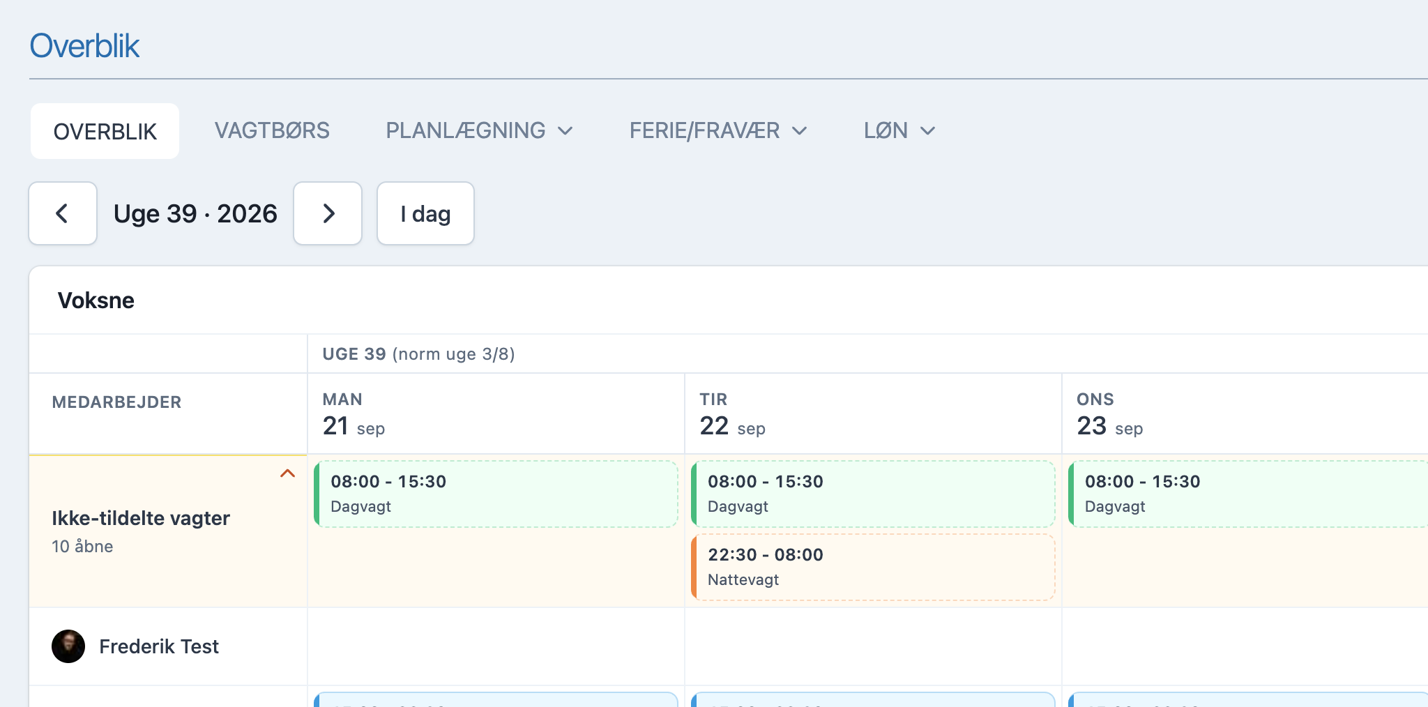 Bemandingsoversigt i vagtplan med ikke-tildelte vagter fremhævet øverst i ugen